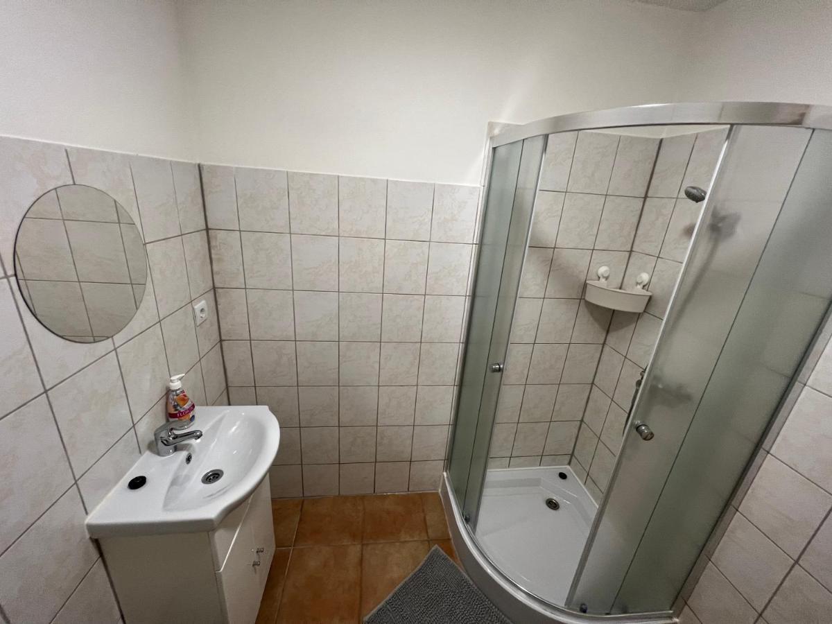 Jo Minosegu Lakasok Kivalo Kozlekedes Mellett Apartment Budapest Luaran gambar